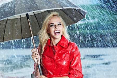 PIOVE? COME SCEGLIERE L’ABBIGLIAMENTO GIUSTO!